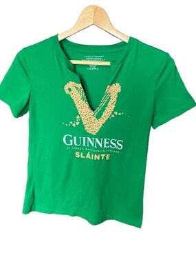 Guinness Draught Stout Ireland Green V-Neck Tee with Gold Graphic Size Medium